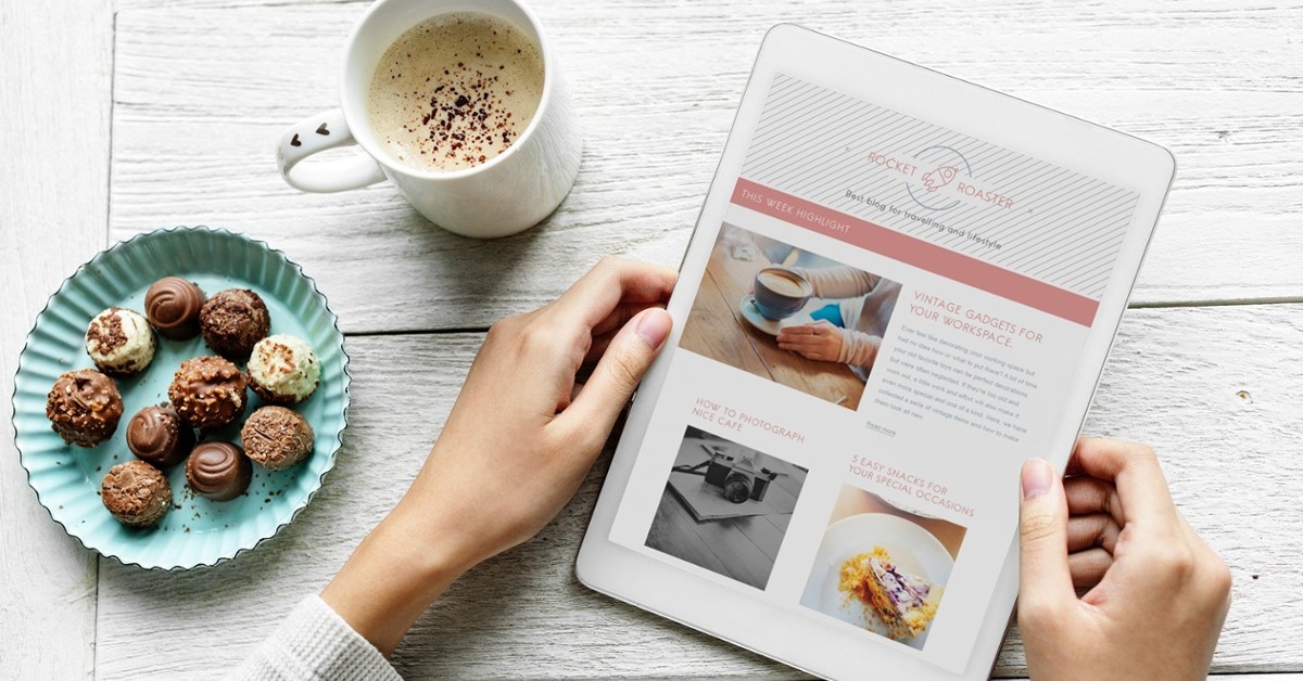 reviewing   blog   with   coffee   and   snacks